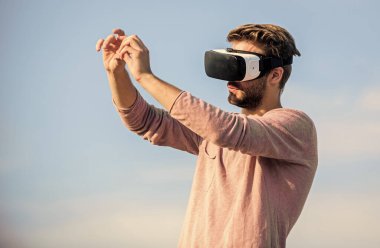 Sanal gerçeklik gözlükleri. Tasarımcı ya da mühendis. 3D nesneler tasarlamak. Eğitici fütüristik program. Siber uzay. Sanal gerçeklik. Oyun online. Kablosuz sanal gerçeklik gözlüklü adam. Artırılmış gerçeklik