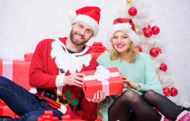 Sihirli Noel zamanı. Noel 'i seviyoruz. Birbirine aşık çiftler Noel kutlamalarının tadını çıkarırlar. Aile Noel Baba şapkası takar. Sevgili çift, Noel Baba 'nın Noel ağacı geçmişini beklerken gülümsüyor.