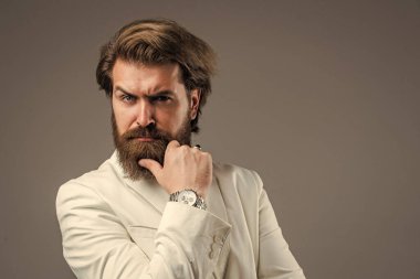 Modern usul. Erkek güzellik ve moda. Mükemmel sakallı ve bıyıklı acımasız bir iş adamı. Yelek giyen gerçek patron. Olgun sakallı adam. Güven ve karizma. Yakışıklı adam ofis kıyafeti giyiyor.
