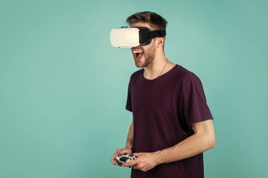 Yeni yenilikler. Adam VR kulaklık takarak tecrübe kazanıyor. Sanal gerçeklik gözlüklü adam. oyun konsolu VR kulaklığı kullanıyor. Sanal gerçeklik gözlüklü bir adam. Gelecekteki teknoloji konsepti
