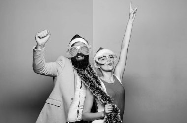 Noel partisi ofisi. Müdür Tinsel yeni yılı kutluyor. Şirket tatil partisi fikirleri. Kış kurumsal partisi. Ofis noel partisi. Mutlu adam ve kadın Noel Baba şapkaları ve komik güneş gözlükleri takıyor.