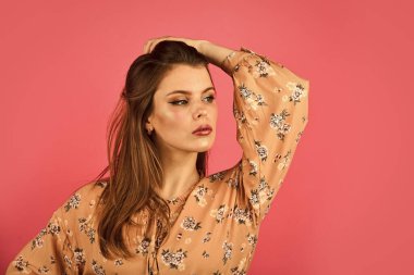 Zarif makyaj konsepti. Güzellik salonu. Sevimli, şık bir kız. Doğal güzellik. Moda. Kız mükemmel güzel bir makyaj. Saç stili ve makyaj. Pembe arka planda makyajlı kendine güvenen bir kadın