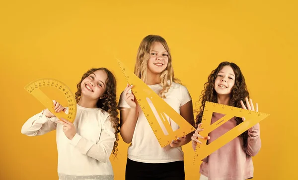 Concepto de educación moderna. Hermandad. tres chicas con transportador y regla de triángulo. de vuelta a la escuela. Disciplinas escolares STEM. concepto de matemáticas y personas. formas geométricas. Análisis de la estrategia —  Fotos de Stock