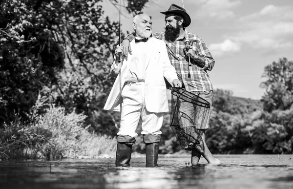 Perfekt helg. Familjedag. Sommarsemester. Fiske som semester. Hobby och rekreation. Fiskare i formell kostym. Lyckad fångst. Vänner som fiskar. Elegant skäggig man och brutalt hipsterfiske — Stockfoto