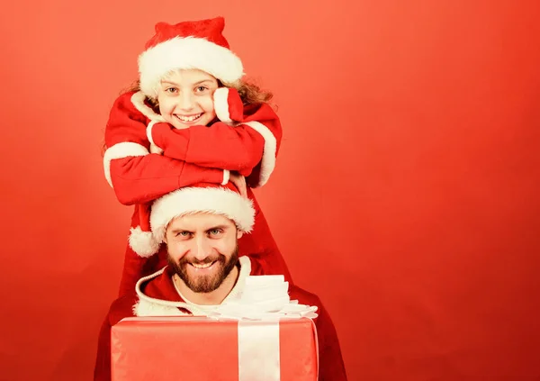 Niña linda niña y padre barbudo usan traje de santa. Fiesta de Navidad. Cómo ser guía de los padres de Santa Claus. La creencia en santa constituye la parte más mágica de la infancia. Mi padre es Papá Noel. — Foto de Stock