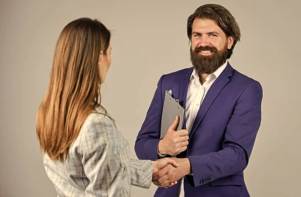 Parceiros de aperto de mão. Parceria e liderança. Igualdade. Contrato comercial. Consultoria. Casal de negócios a trabalhar. Um casal no cargo. Negócios de sucesso. Encontro de homens e mulheres. Director chefe. — Fotografia de Stock