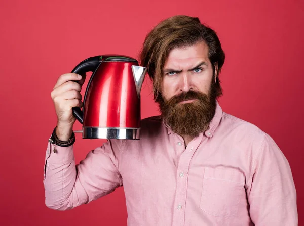 Homme brutal sérieux avec moustache et barbe. appareil électroménager. homme barbu utiliser bouilloire électrique rouge. concept de ménage masculin. J'ai besoin d'eau chaude. homme va boire du thé ou du café — Photo