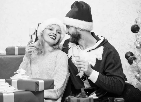 Buon anno e buon Natale. Festeggiamo il Natale insieme. Coppia innamorata godersi la festa di Natale. Tradizione di famiglia. Amare coppia coccole e bere champagne vicino all'albero di Natale — Foto Stock