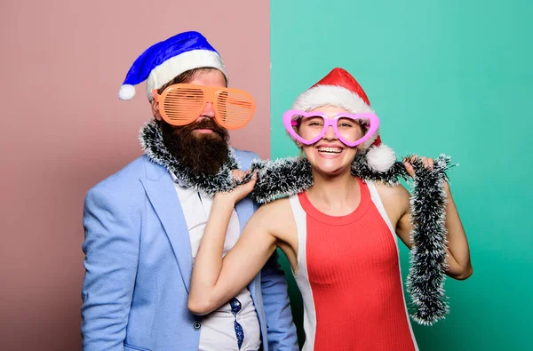Είσαι έτοιμος; Άνθρωποι με γυαλιά για πάρτι. Καλό πρωτοχρονιάτικο πάρτι. Ευτυχισμένο οικογενειακό ζευγάρι γιορτάζει Χριστούγεννα. 'γιος Βασίλης και γυναίκα με χνούδι. Καλά Χριστούγεννα. προετοιμασία για τις χειμερινές διακοπές. γιορτάζουν μαζί — Φωτογραφία Αρχείου