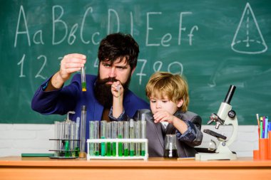 Kimyasal deney. Zeka küpü. Çocuğunuzun yetenekli olabileceğinin işaretleri. Yetenekli bir çocuk yetiştirmek. Özel ve eşsiz. Dahi çocuk özel ders. Dahi çocuk. Öğretmen çocuk test tüpleri