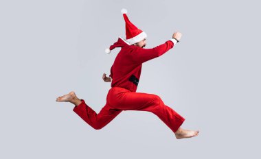 Hadi kutlayalım. Mutlu noeller. Noel partisi eğlencesi. Mutlu sakallı hippi adam kırmızı elf kostümü giyer. Olgun Noel Baba atlayışı. Komik bir kış tatili kutlaması. Rahatına bak. Mutlu yıllar 2021