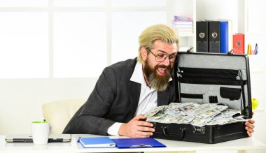 Nakit parası olan bir iş adamı. Banka hesabı. Kredi ve nakit konsepti. Şirket finansmanı. Ekonomi konsepti. Paraya bayılır. Fazla Harcamadan Daha Fazla Satış. Nakit ciro. Şirketin gelir dolandırıcılığı