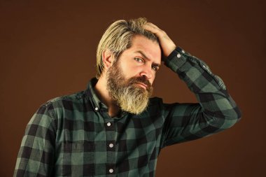 Tıraşsız portre. Berber dükkanı müşterisi. Berber dükkanı servisi. Kuaför salonu. Hippi saçı ağarmış. Moda ustası berber. Sakallı, uzun sakallı adam. Bıyıklı Kafkas bir hippi.