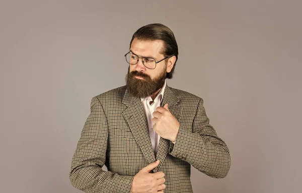 Hombre barbudo serio. hombre guapo y exitoso en traje caro. Él está en camisa blanca y gafas. elegante hombre de éxito en traje posando. El hombre de negocios usa traje. estilo de vida oficial oficina — Foto de Stock