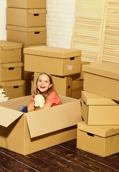 驶进你的新家快乐的孩子纸板箱。移动的概念。新公寓。快乐的小女孩带着玩具。纸板箱-搬到新房子。购买新住宅 — 图库照片
