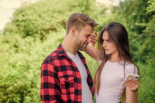 Sin mirar. concepto de espacio personal. Me perdí. Búsqueda de navegantes. cita romántica en línea. pareja utilizar teléfono inteligente al aire libre. pareja enamorada. Concepto de blogueo. hombre indiscreto teléfono de chica en el parque. Celos. — Foto de Stock