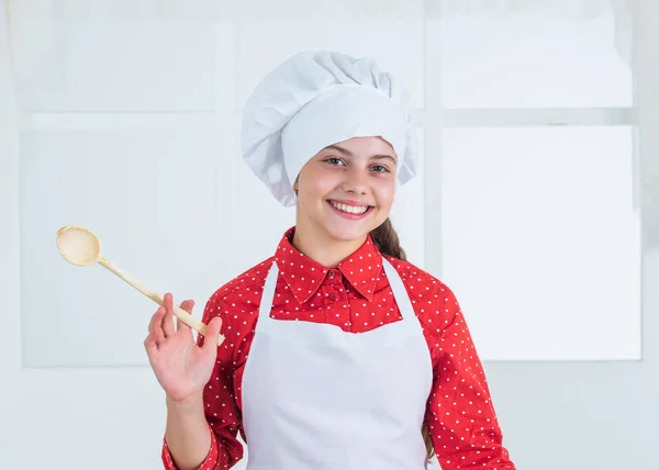 Criança feliz prepara a massa de farinha na cozinha, assando — Fotografia de Stock