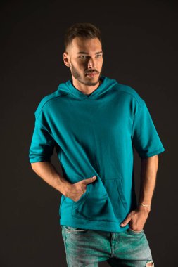 Erkek konsepti. Sakallı yakışıklı bir adam. Kendine güvenen bir adam. Sıradan giysili sakallı adam. Çıkmaya hazırız.