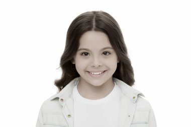 Çekici çocuk gülüşü beyaz arka planda izole edilmiş. Sevimli şey. Uzun kıvırcık saçlı kız neşeli poz veriyor. Mutlu kaygısız çocuk çocukluğun tadını çıkarıyor. Kıvırcık saçlı, sevimli, gülen yüzlü kız.