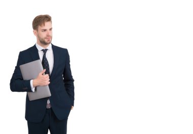 İş, e-ticaret, kopyalama alanı için dijital bilgi ve iletişim teknolojisi kullanan resmi tarz bilgisayardaki yakışıklı adam
