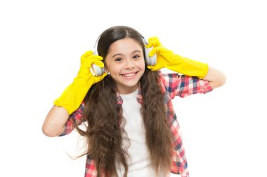 Kız temizlik için kulaklık ve eldiven takıyor. Müzik dinleyip evi temizliyorum. Ertelemek yerine eğlenerek temizliği biraz daha kolaylaştırmaya çalış. Ev halkını daha neşeli yap. Temizlik rutini