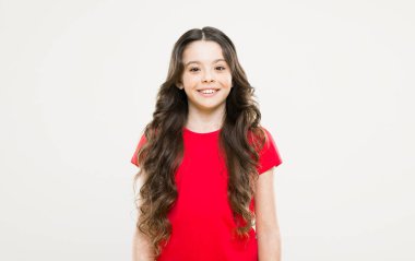 Küçük kızın uzun saçları var. Genç manken. Kıvırcık saç stili. Değişikliği görebilirsin. Kuaför tavsiyesi. Uzun, sağlıklı, parlak saçları olan kız. Mükemmel bukleler. Kıvırcık saçlı şirin bir çocuk.