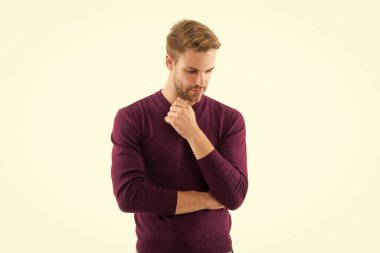 O her zaman kusursuz görünüyor. Modayı takip ediyorsun. Yüz bakımı. Beyaz tenli yakışıklı adam. Tıraşsız adam. Hippi adam. Kuaför salonu. Erkek modası ve güzellik. Erkek giyim mağazası. Berber hizmetleri