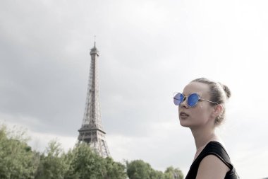 Paris, Fransa 'da Eyfel Kulesi' ne bakan bir kız