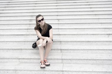 Zorluğun üstesinden gel. Güzel kadın merdivenlerde oturur. Yüksek tutku seviyesi. Kişisel hırs. Motivasyon ve kararlılık. Gelecekteki başarı. Başarılı bir yaşam tarzı. Bu onun tutkusu.