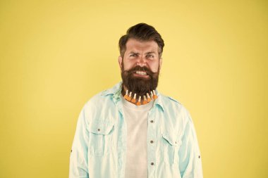 Sinir bozucu bir duygu. Derisi tahriş olmuş. Merhem ve losyon. Kılık değiştirme standartları. Cilt bakımı. Berber ipuçları. Uzun sakallı. Sakallı ve mandallı bir adam. Dekor ve aksesuar. Sakal şekillendirme ürünü