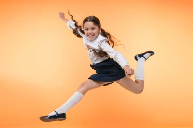 Bilgiye doğru. Kız bilgiye ulaşmak için doğaüstü çabalar sarfediyor. Bilgi susuzluğu. Okula dönelim. Havada enerji dolu neşeli liseli bir çocuk zıplıyor. Öğrenci çalışmak istiyor. Çalışmaya başlayalım.