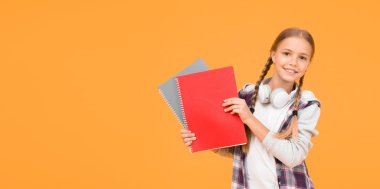 Okula dönüyorum. Defter ya da kitap kullan. Sınav için ders çalış. Kitaptan ilham al. Çalışmanın tadını çıkarıyorum. Onun bilginden emin. Kulaklık takmış küçük bir çocuk. çocuk eğitime hazır