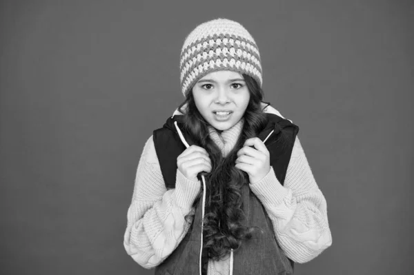 Qualcosa non va. Previsioni meteo invernali. Indossa vestiti caldi. Moda per bambini. Scegliere accessorio corrispondente. Negozio accessori. Accessorio invernale. Luminoso accessorio. Piccola adorabile ragazza in cappello a maglia — Foto Stock