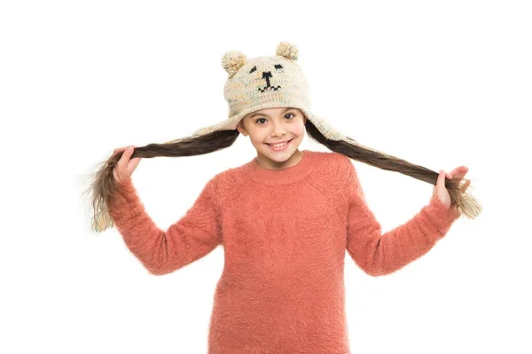 暖かい服と子供のためのアクセサリーファッション。幸せな子供時代を。耳フラップの帽子の女の子面白いパターン。冬休みかな。子供は白い帽子を編んだ。寒い冬の天候 — ストック写真
