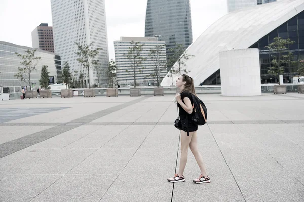 Chica bonita o mujer caminando en la ciudad — Foto de Stock