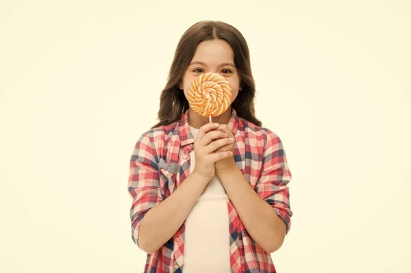 Vícios de comida. Miúda come chupa-chupa doce. Feliz infância. Vício em açúcar. Dieta nutricional saudável. Menina como doces pirulito doce fundo branco. O Sweets recompensa. Recompensando-se com doces — Fotografia de Stock