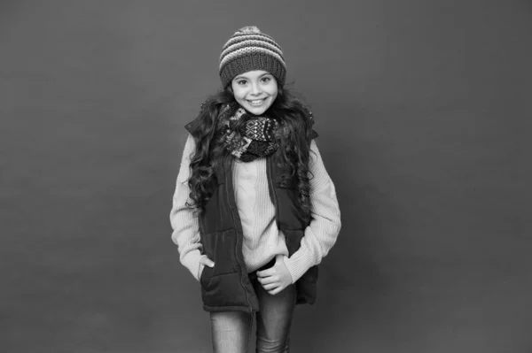 Estilo cómodo. Alegre niño hipster sonriente pelo largo en traje elegante. Hermosa niña. Armario de invierno. Tienda de moda. Moda de invierno. Feliz actividad de vacaciones de invierno. Sentirse cálido y feliz — Foto de Stock