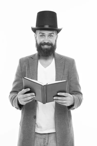 Historias graciosas. Un comediante. Una comedia graciosa para alguien más podría ser un drama. El sentido del humor. Sonriente hipster con libro. Leyendo chistes. Concepto de comedia. Actor de comedia. Hombre con sombrero de copa y chaqueta —  Fotos de Stock