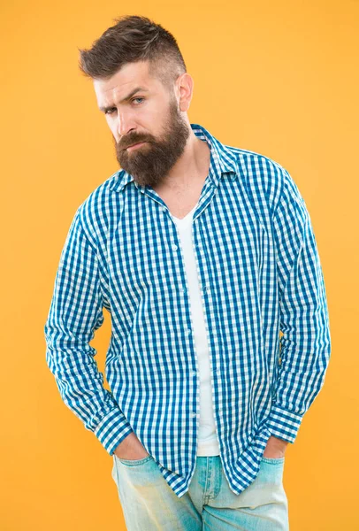 Ik heb wat twijfels. Baard mode en kapper concept. Man met baard hipster baard gele achtergrond. Barber tips onderhouden baard. Stijlvolle baard snor zorg. Emotionele expressie. Hipster uiterlijk — Stockfoto