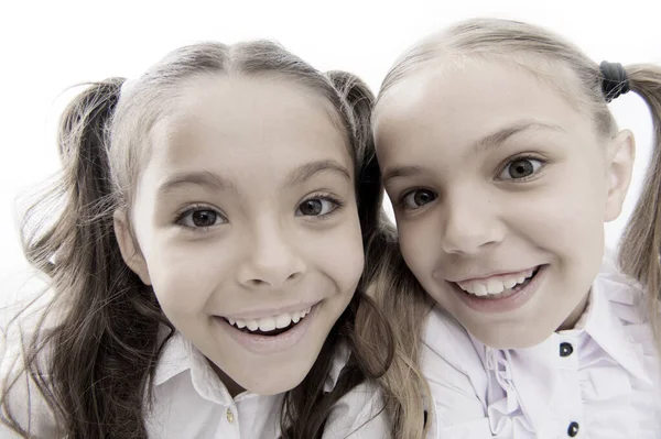 Un look completamente nuevo. Chicas felices de la escuela. Adorables niñas sonriendo aisladas en blanco. Niñas de primaria con sonrisas encantadoras y largas colas de caballo. Chicas lindas compañeros de clase. haciendo selfie — Foto de Stock