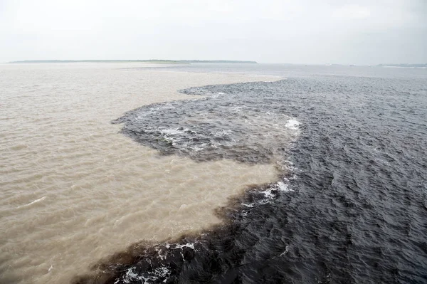 Vodní setkání v Brazílii -Amazon řeka s rio del negro — Stock fotografie