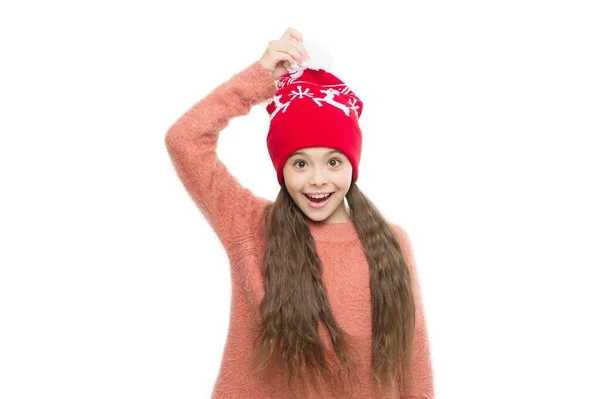 Talviloma ihme. lapsi neulottu hattu eristetty valkoinen. kylmä talvi sää. lämpimät vaatteet ja lisävaruste muoti lapsille. onnellinen lapsuuden toimintaa. pieni tyttö hattu joulu kuvio — kuvapankkivalokuva