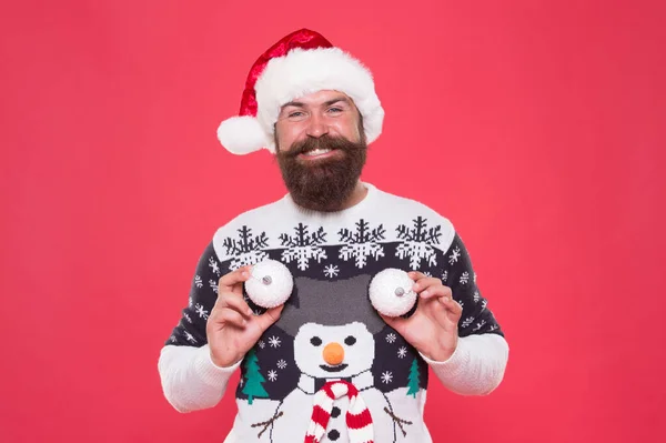 Noel Baba sakallı adam mutlu yıllar ve mutlu noeller diliyor. Kutlamaya hazır Noel hediyeleri ve dekorasyonlarla dolu eğlence ve neşe dolu bir parti. — Stok fotoğraf