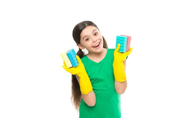 Καθαρισμός με σφουγγάρι. Είδη καθαρισμού. Κορίτσι φορούν προστατευτικά γάντια για τον καθαρισμό κρατήσει σφουγγάρια λευκό φόντο. Καθήκοντα καθαριότητας. Οικογενειακή έννοια. Βοηθητική κόρη. Για αφρώδη αποτελέσματα — Φωτογραφία Αρχείου