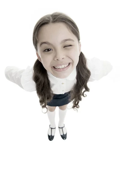 Sorriso alegre. A aluna adora a escola. Aluno do primeiro ano. Celebre o dia do conhecimento. Hora de Setembro para estudar. Menina pupila bonito no fundo branco. Uniforme escolar. De volta à escola — Fotografia de Stock