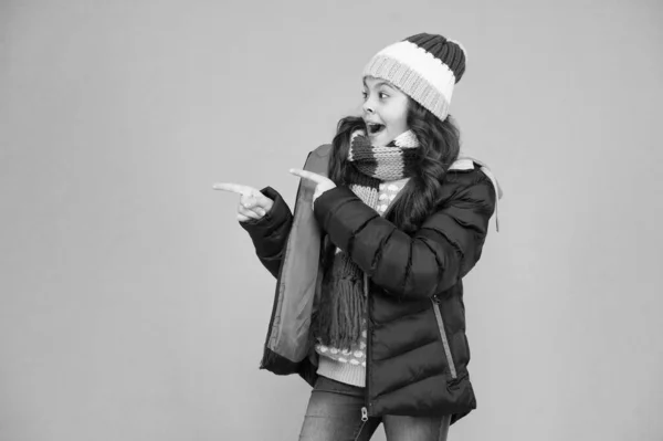 Dont just walk past. Happy girl pointing at something. Little child presenting product. Product promotion. Promoting and marketing. Product sale. Winter sale. Product advertising, copy space — Stock Photo, Image