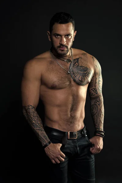 Sport e fitness. Mascolinità. Torso muscolare. Gioielli per uomini veri. Uomo barbuto con busto tatuato. Macho sexy torso nudo. Modello adatto con pelle di arte del tatuaggio. Sportivo o atleta con barba e capelli — Foto Stock