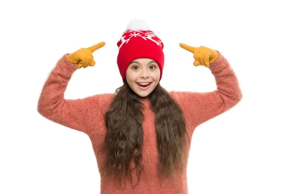 추위를 이겨 내 십시오. 내 크리스마스 모자 좀 봐. 뜨개 질 한 스웨터입은 행복 한 여자. 애들 뜨개 질이요. 겨울 패션 트렌드. 어린아이들은 백인들에게 고립된 채 재미있게 지낸다. 휴일 준비. 장갑을 끼고 손을 잡아 — 스톡 사진