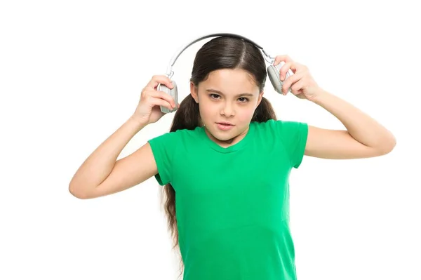 小さい子供は音楽のヘッドフォンを聞く。広告中断なし。どんな曲でも演奏する。プレミアムアカウントをお試しください。ノンストップ音楽をお楽しみください。プレミアム音楽アカウントの特権。女の子は音楽を聞く現代のヘッドフォン — ストック写真