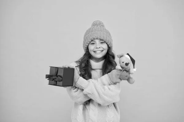 Lindo regalo de juguete de ratones de santa. niña pequeña sostiene el juguete del ratón y la caja actual. niño ropa de punto jugar con rata de juguete. tienda de juguetes para niños. Navidad está aquí. vacaciones de invierno favoritas de Navidad. feliz año nuevo 2020 —  Fotos de Stock